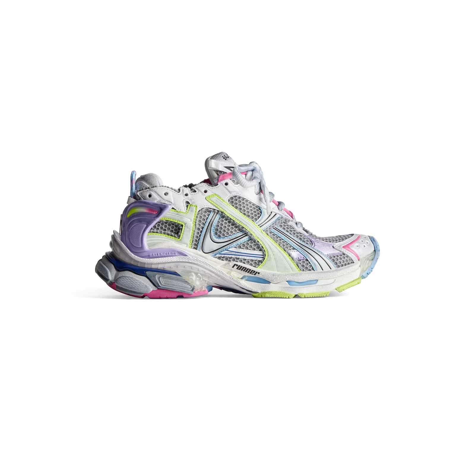 8-Large-772767W3RMU1745_F_83ec7cdb-5741-4f50-9d6d-d5a8964be752.jpg RUNNER - Image 1